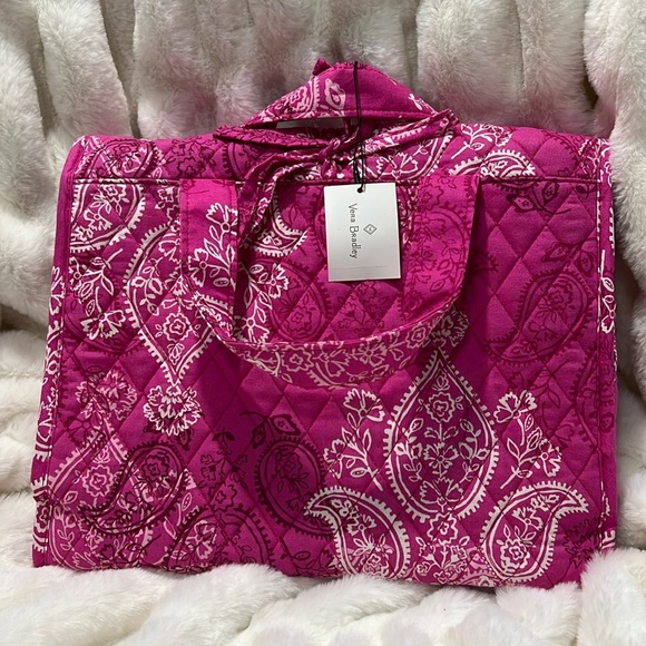Vera Bradley Handbags - ❄️ New Vera Bradley Travel Tri-fold Hanger Case